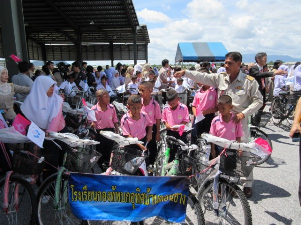 タイ国パッタニー県の子供達と寄贈自転車