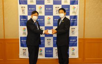 東大阪市へマスクとフェイス・シールドを寄贈しました（東大阪東RC）