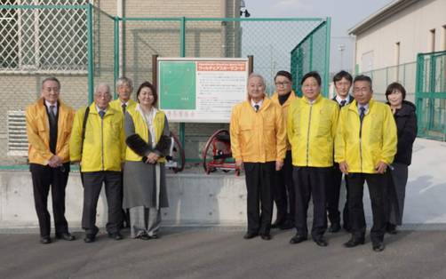 東大阪市ウィルチェアスポーツコートに車いす5台と案内板を寄贈しました