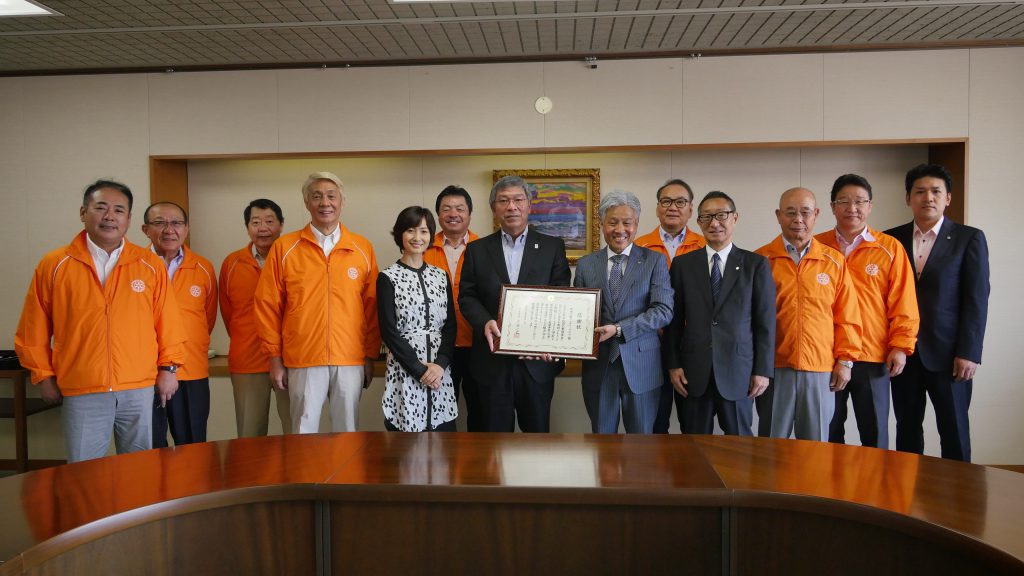 吹田市長からの激励のメッセージ、全会員からの熊本城修復支援金を熊本市長へ